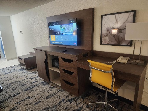 La Quinta Inn & Suites by Wyndham Milwaukee South West New Berlin image 1
