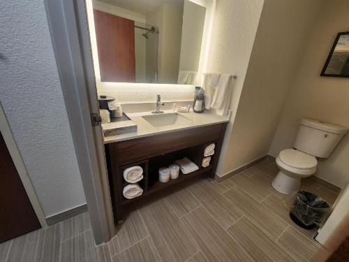 La Quinta Inn & Suites by Wyndham Milwaukee South West New Berlin image 18