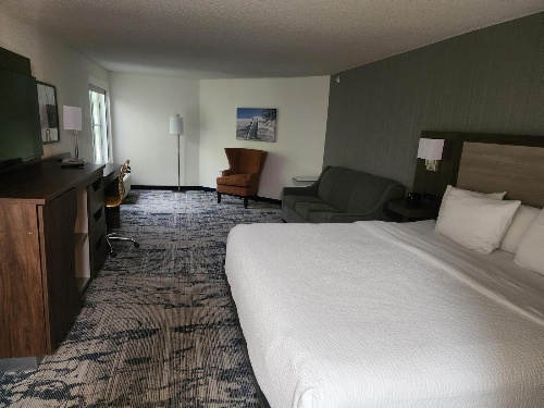 La Quinta Inn & Suites by Wyndham Milwaukee South West New Berlin image 2