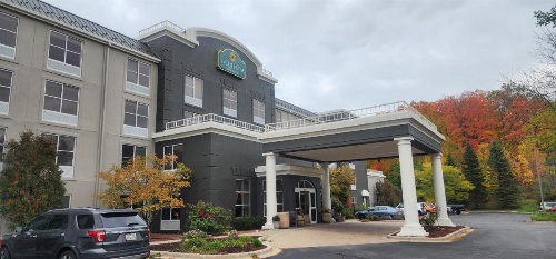 La Quinta Inn & Suites by Wyndham Milwaukee South West New Berlin image 20