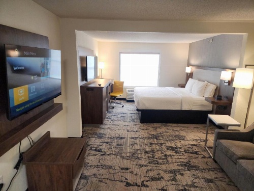 La Quinta Inn & Suites by Wyndham Milwaukee South West New Berlin image 23
